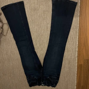 Mörkblå bootcut jeans Gina Tricot - Säljer mörkblåa jeans från gina Young i stl 146🩷 vet inte varför bilder blev upp och ner?