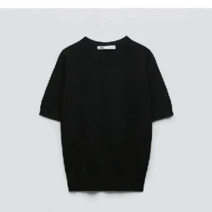 Svart stickad topp från Zara - En svart, enkel och stilren croppad topp från Zara med korta ärmar. Knappt använd❣️ säljer även en likadan tröja i samma storlek fast i vit i min profil❣️