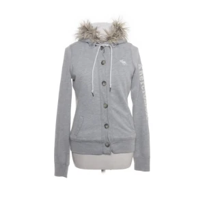 Abercrombie & Fitch fur hoodie - Säljer min Abercrombie & Fitch hoodie/jacka då den är för liten. Skulle säga att den passar mer strl S. Pris kan diskuteras! 