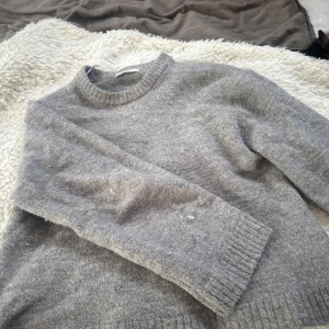 Grå stickad tröja från Gina Tricot - Säljer denna för jag knappt använder den. Den e ganska så noppig men inget jag brukar tänka på. Köpt i vintras från Gina för 399 i st xs