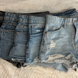 Flera jeansshorts i olika tvättar - Kolla profil! 💕Säljer ett gäng snygga jeansshorts i olika färger. Stl varierar mellan 26 (”jeans stl”) till 36! De flesta ska vara lågmidjade men skulle mer säga att de är mer midwaist! 