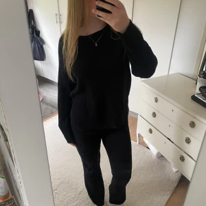 Svart stickad tröja med slits - Super fin stickad tröja! Den har en slits på ena sidan! Säljer en likadan i vit också! 💓💓 