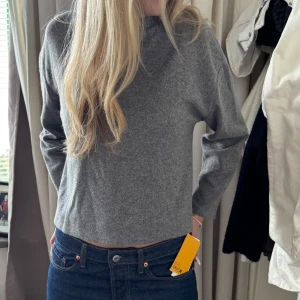 Grå stickad tröja  - Såå snygg grå tröja!❣️säljer pågrund av kommer aldrig till användning längre.