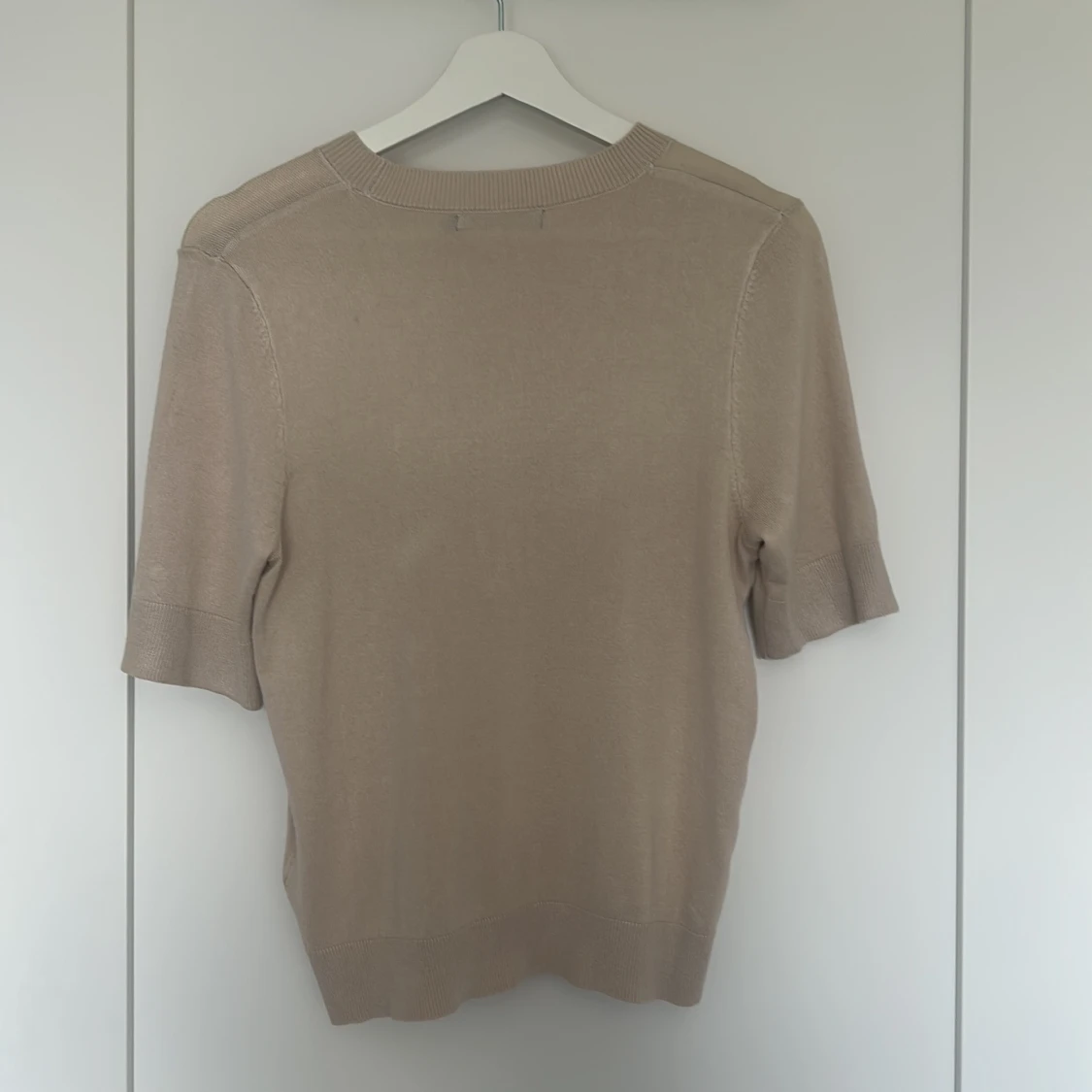 Beige stickad kortärmad tröja - 2