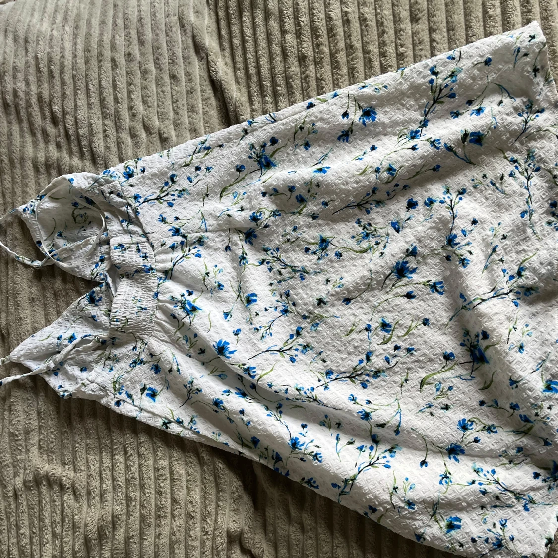 Vit blommig sommarklänning från gina tricot  - 1