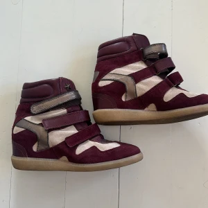 Snygga skor  - Supersöta Isabel markant liknande skor i beige och rött!😗