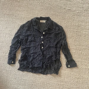 Randig skjorta  - Halvtransparent marinblå skjorta med vita ränder!! Supersomrig och fin! ❤️