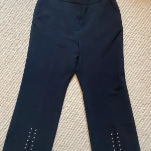 Zara byxor  - Byxor ifrån zara i mycket bra skick. (nyskick). Storlek XL. Fina detaljer. 