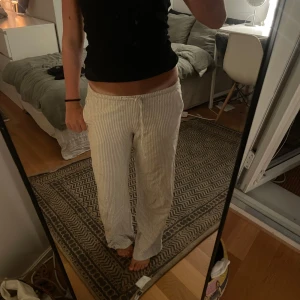 Randiga linnebyxor med relaxed fit - Säljer ett par ljusa linnebyxor med smala ränder🌸❤️