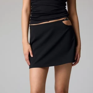 Svart minikjol - Säljer en svart, tight minikjol med låg midja och cool bältesdetalj i midjan. Använt en gång!