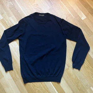 Oscar jacobson Slim fit merinoull  - Oscar Jacobson marinblå  merinoull tröja passformen är slimfit. Storlek M. Riktigt bra skick på den knappt använd og tillbehöver medföljs vid intresse. Nypris ca 1400kr