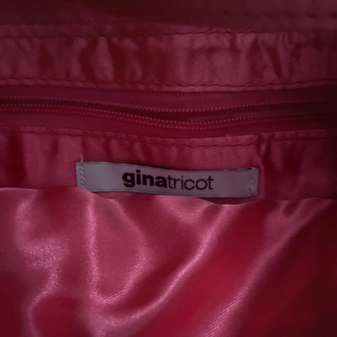 Rosa axelväska med kedjedetaljer Gina Tricot - 1