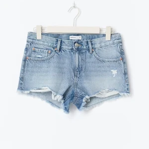 Lågmidjade jeansshorts - Snygga lågmidjade jeansshorts i ljusblå denim från Gina Tricot. Använda få gånger och i mycket bra skick. Shortsen är i storlek 34💕