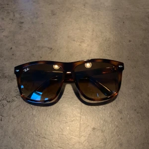 Ray-Ban boyfriend solglasögon - Ray-Ban boyfriend solglasögon. Helt nya,       ny pris = 1 139. Vårt pris = 499