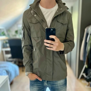 NY Field Jacket Bruun & Stengade  - Helt ny, extra knappar tillkommer. Storlek S passar dig som är mellan 178-188cm. Nypris ca 2500kr. Modellen är 185 cm, 79 kg. Passar bra nu till sen sommar/höst. Skriv för mer information!🤝