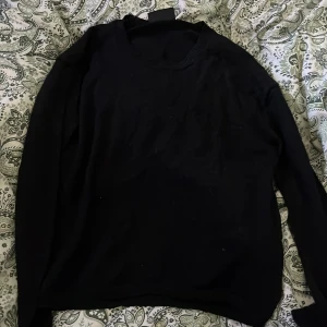 Svart tunn stickad tröja Malene Birger - Svart, tunn och lätt stickad tröja från By Malene Birger. Tröjan har lite glittrig rygg. Materialet är transparent på ryggen.