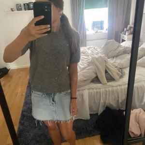 kortärmad stickad topp - säljer en grå kortärmad stickad topp då den inte kommit till så mycket användning💖