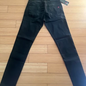 Dsquared2 jeans  - Svarta dsquared2 jeans, med lagomt detalj (helt nya aldrig använda) 