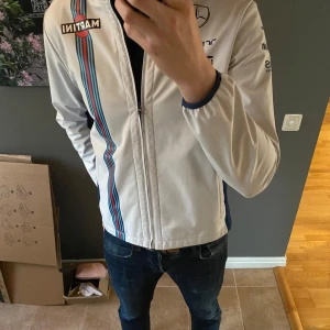 Martini Racing F1 jacka  - Tja! Säljer en vit racingjacka från Hackett med Williams Martini Racing-logga. Jackan är riktigt fet och skön. Det finns små tecken på användning annars som ny. Den är i storlek L men den är lite mindre än L i passformen. Så mellan L-M. Denna är rätt så eftertraktad då den inte går att köpa i Sverige därav priset. Om du undrar nått är de bara höra av sig🤝