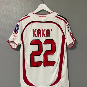 Kaka AC Milan 2006/07 tröja  - Säljer en vit AC Milan fotbollströja från Adidas med Kaka's namn och nummer 22 på ryggen. Tröjan är oanvänd och säljs på grund av att den är lite stor på mig. Bara att skriva vid minsta lilla fråga😁Fri frakt 🚚 