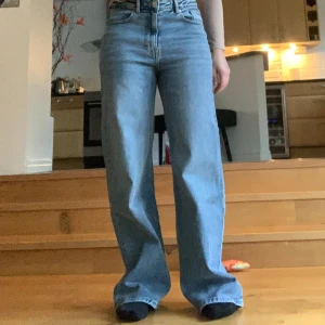 Blå jeans från ONLY - Snygga blå jeans från ONLY med hög midja och en straight passform. Perfekta för en avslappnad stil.