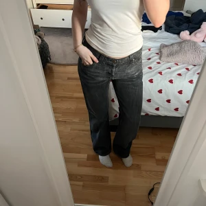 Svarta jeans från Lee - Snygga svarta jeans från Lee med klassisk design. De är storlek 32-34 herr storlek och pass mig som har 38-40 i dam modell. Har klippt ett litet hål i linningen för dra igenom ett snöre men ej märkbart från utsidan💘