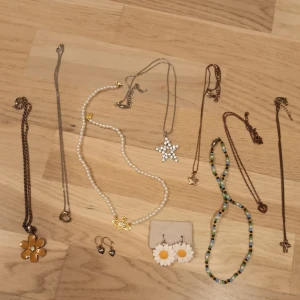 Paket smycken - Säljer massor av smycken! Halsband och örhängen🌟Finns stjärnor, hjärtan och blommor men även en rosett. 