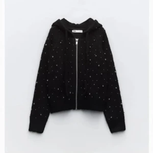 Festlig Zip kofta - Snygg svart hoodie från Zara med glittrande paljetter över hela. Den har en dragkedja framtill och långa ärmar. Perfekt för att lägga till lite bling i vardagen. 🖤✨