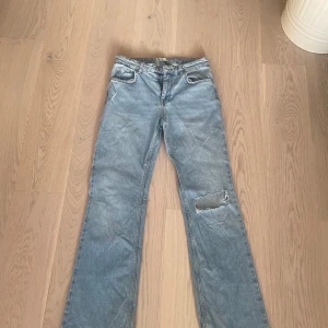 Blå jeans från Gina Tricot!!☺️ - Snygga midwaist blå jeans från Gina tricot med ett hål på ena knät.🥰 De har blivit lite söndertrampade se bild 5! Perfekta för en avslappnad stil. Skriv för bild på!!❣️❣️