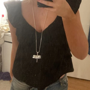 Svart blus med volangdetaljer - Säljer en svart topp från Vera Moda 💗