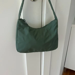 Grön axelväska  - Snygg grön väska. Enkel design som passar till många olika outfits!!