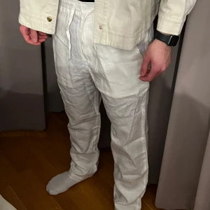 Vita linnebyxor - Snygga vita Akryl linnebyxor med en avslappnad passform. Perfekta för dem varmare dagarna som börjar komma. Riktigt sköna med sin lätta och luftiga känsla. (100% Linnen, helt nya)