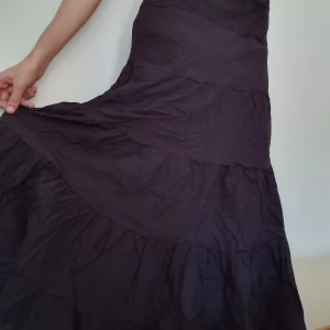 Lång svart bomullskjol  - Så fint skick med dragkedja vid sidan. Den är lågmidjad på mig 