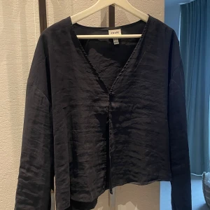 Mörkblå blus från Aware by Vero Moda - Säljer en stilren mörkblå blus från Aware by Vero Moda. Blusen har en v-ringad design med långa ärmar och knappar framtill. Nästan aldrig använd.