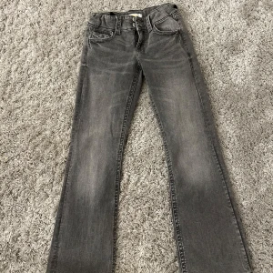 Grå jeans från Gina Tricot st 158 - Snygga grå lågmidjade jeans från Gina Tricot i storlek 158. (Säljer åt syrran)