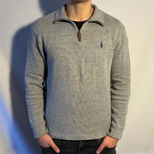 Ralph lauren halv zip - Tjena! Säljer nu denna väldigt snygga halv zip tröjan som är ifrån Ralph Lauren • Skick 9/10 • Storlek M men passar också S • Modellen på bilden är 182cm • Nypris : 1499kr • Vårt pris : 499kr • Hör gärna av er via pm vid frågor eller funderingar;)