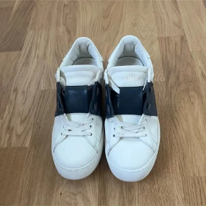 Valentino open skor - säljer pga för små, köpte av en annan på plick för 3 veckor sen typ. hon skrev att hon inte va 100% på äkthet men va rätt säker på att de va äkta. skitsnygga !💕💕skriv vid frågor 