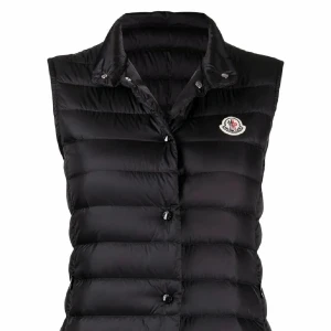 Moncler väst Liane  - ÄKTA!!, köpt från Plick för ungefär 1 år sen, storlek Xxs använd fåtal gånger. Kontakta ifall du vill ha fler bilder. Försöker sälja så snabbt så möjligt då jag flyttar, och rensar. 