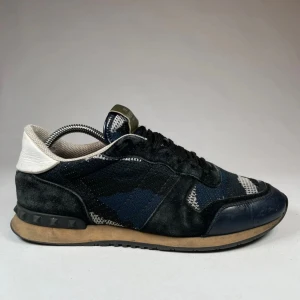 Valentino Rockrunner - Snygga Valentino Rockrunners. Storlek 42,5 men passar 43. Sällsynt modell som inte säljs längre. Tyg istället för läder som gör de mycket mer tåliga. Nypris runt 6000 kr.