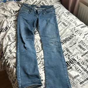 Blå jeans från LTB - Snygga blå jeans från LTB med klassisk femficksdesign och knappgylf. De har en bekväm passform och är perfekta för en avslappnad stil. Jeansen har en lätt slitning på framsidan som ger dem en cool look. Pga fläcken så är priset jätte lågt