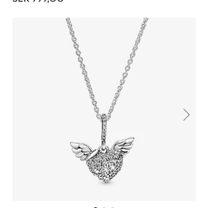 pandora halsband - Snyggt halsband med ett glittrigt hjärta och vingar i silver. original boxen finns inte kvar 