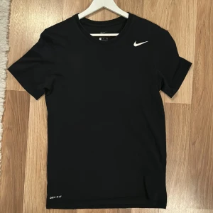 T-shirt - T-shirt träning från Nike. Storlek S. True to size. Passform som sitter åt lite mer. Inga skador eller fläckar! 🖤