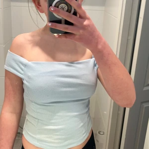 Ljusblå offshoulder topp från BikBok - Säljer en ljusblå offshoulder topp från BikBok. Toppen har en ribbad struktur. Perfekt för varmare dagar. Pris kan diskuteras 💙Nypris: 120kr