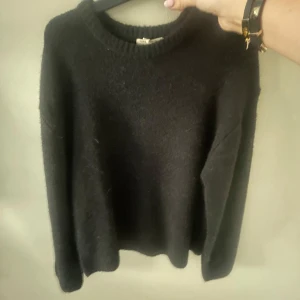 Svart stickad tröja - Från Gina tricot och fin passform💕