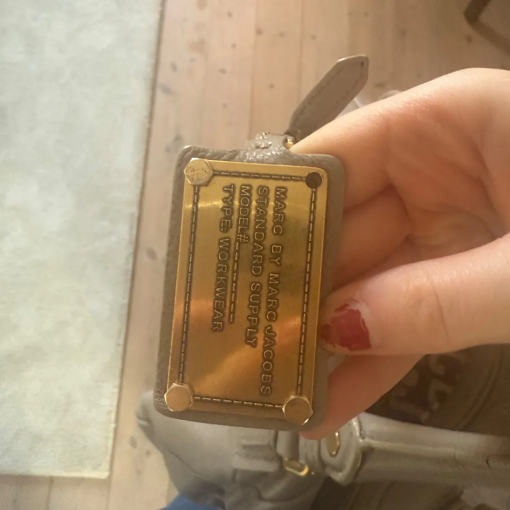 Så snygg Beige Marc Jacobs väska. Köpte här på Plick för 4000kr för några månader sen. Väskan är i bra skick förutom att en av plupparna på guld plattan har ramlat av så därav lägre pris💕. Laukut & Käsilaukut.