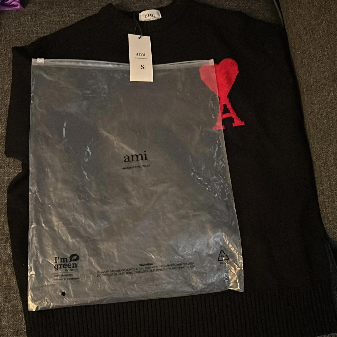 Svart tröja med rött hjärtmönster från Ami helt ny!