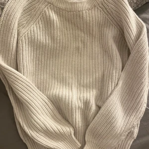 Vit stickad tröja 🤍 - Vit stickad tröja från lager 157, använd men fin i skick. Storlek xs 🤍