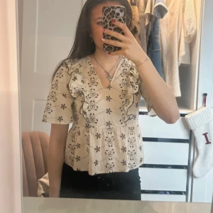 Beige blus med volanger  - Superfin blus från märket Pigalle, köpt från Only. Den är beige med bruna detaljer, storlek S. Använd enstaka gång! Fint skick💕  Hör av er vid frågor🫶🏼🫶🏼 