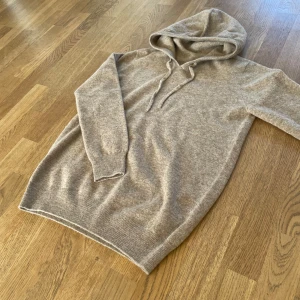 Merinoull Hoodie - En riktigt snygg Merinoull Hoodie i en sjukt snygg beige färg!🌟 Storlek XS. Bara testad, aldrig använd! Hör av dig vid intresse eller minsta fundering!😊
