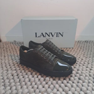 Lanvins - FRI FRAKT! VÄLDIGT BRA SKICK! Storlek 41 uk 7. Glansig cap toe. Sjukt bra pris. Box o dustbag medkommer ej.